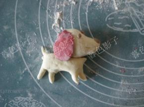 用可可面，做出眼睛和鼻子的装饰