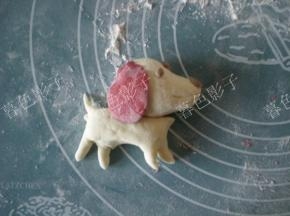 用可可面，做出眼睛和鼻子的装饰