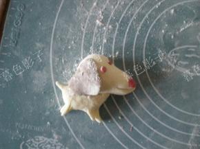 这狗狗的做法是和上边的相同的，眼睛和鼻子用红色的，耳朵用可可的颜色，很简单的卡通狗狗完成了。大火蒸15分钟。