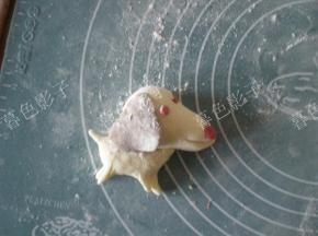 这狗狗的做法是和上边的相同的，眼睛和鼻子用红色的，耳朵用可可的颜色，很简单的卡通狗狗完成了。大火蒸15分钟。