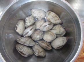 花蛤前提两天用淡盐水浸泡，要多换几次水，让沙吐干净