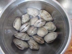 花蛤前提两天用淡盐水浸泡，要多换几次水，让沙吐干净
