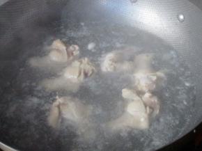 鸡翅根凉水入锅焯水去除血沫，捞出备用