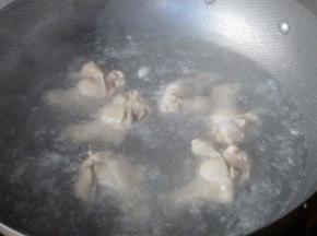 鸡翅根凉水入锅焯水去除血沫，捞出备用