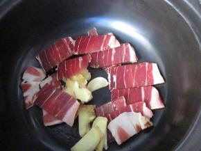 锅中中放少许油，放入姜片和火腿片