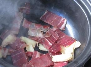待火腿片肥肉的部分变得透明