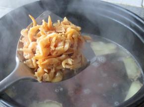 加入开水，然后放入泡好的贝尖，大火煮开后小火煲1小时左右