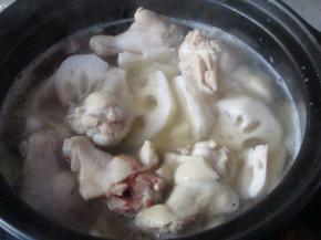 莲藕切滚刀块，和超好的鸡翅根一起放入锅中