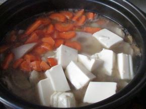 最后加入胡萝卜片和豆腐块，