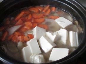 最后加入胡萝卜片和豆腐块，