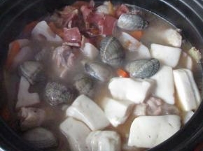 炖15分钟左右放入花蛤
