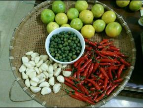 先把所有材料清洗干净，沥干水分，蒜头剥皮。