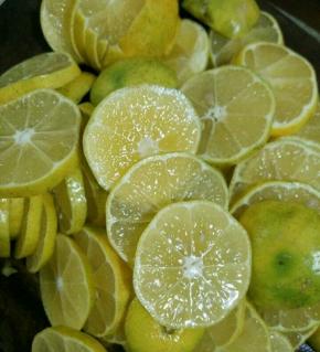 把柠檬分切成薄片，一个柠檬分4~7都可以。