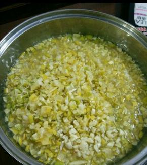 然后切成小小粒，有颗粒比直接打成蓉的好吃，个人认为。