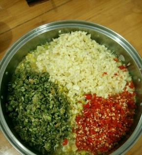 把蒜头和山黄皮拍一下，切成小颗，辣椒也切成小粒。