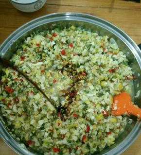 切好后，把全部材料混合均匀，加入适量酱油。