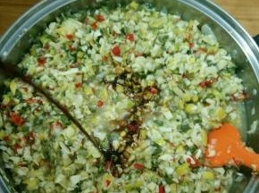 切好后，把全部材料混合均匀，加入适量酱油。
