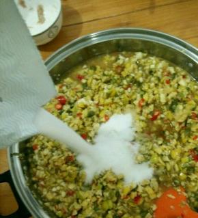 加入多点盐，再放少许白糖。