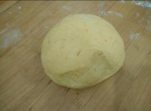 面粉和酵母、白糖混合均匀，慢慢加入南瓜泥，和成软硬适中的面团，饧十分钟。