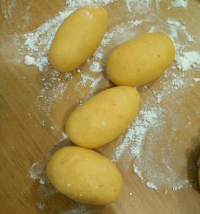 饧好分成小块，然后搓成椭圆形，做蜜蜂的身子。