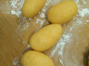 饧好分成小块，然后搓成椭圆形，做蜜蜂的身子。