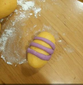 沾在蜜蜂身上，接口的地方抹点水。