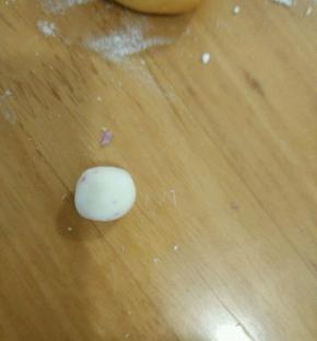 再取下块白色面团搓圆。(白色面团做法跟紫色面团做法一样)