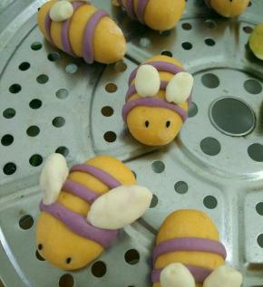 再沾上芝麻，给小蜜蜂做眼睛，全部做好饧半个钟头。上锅蒸12分钟焖3分钟。