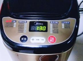 启动面包机发酵功能，天热室温发酵也可以。(注意保持面团湿度，盖上盖子或者保鲜膜)