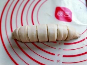 最后卷起来，这样是不是很像毛毛虫啊！(^_^)依次做完。