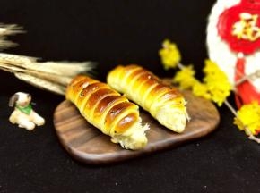 戴上隔热手套取出烤盘，立即刷上一层玉米油，这样会更好的锁住面包的水份。