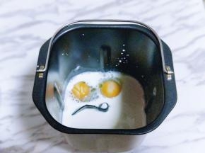 加入鸡蛋，我用的草鸡蛋比较小所以用两只蛋，60g