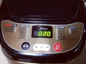 启动面包机，自动和面20分钟。