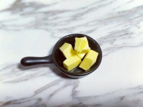 这时把黄油称重切小块，室温软化。