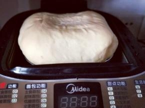 发酵好的面团已经满桶啦！