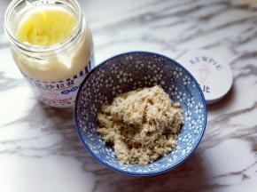 准备肉松馅。色拉酱加入肉松中拌均匀。