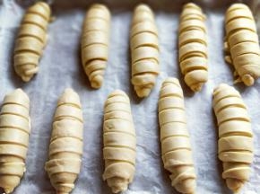 将做好的面包胚放入垫有油纸的烤盘中，并间隔距离，送进烤箱二次发酵。发酵是看约35分钟左右。