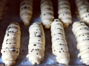 烤箱170度预热5分钟，将烤盘送入烤箱中层，上下火烤18-20分钟。(具体时间和温度要根据自家烤箱性能另定)