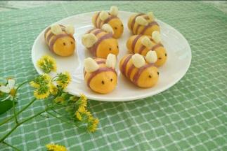 小蜜蜂们采花蜜了。