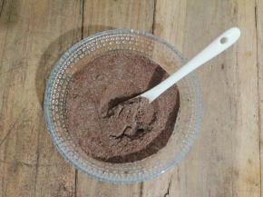 把棉花糖，果干剪成小粒备用，可可+奶粉混合均匀备用