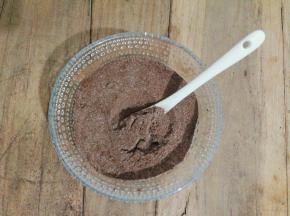 把棉花糖，果干剪成小粒备用，可可+奶粉混合均匀备用