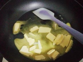 备一个不粘平底锅，倒入黄油小火融化