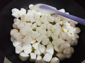再倒入剪好的棉花糖，小火融化，融化好后关火