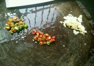 把辣椒和蒜头切成小粒。