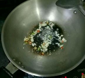 重新起锅放适量油，加入辣椒和蒜蓉，煸出香味和辣味。