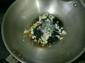 重新起锅放适量油，加入辣椒和蒜蓉，煸出香味和辣味。