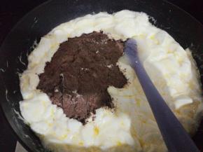 把混合好的可可奶粉倒入锅中，搅拌均匀