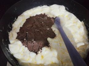 把混合好的可可奶粉倒入锅中，搅拌均匀