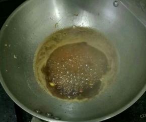 加适量开水，再加耗油、生抽、料酒、白糖，烧开。