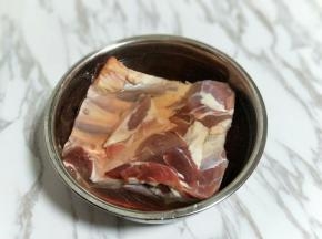 首先将牛腱子用冷水反复泡，将血水泡出。